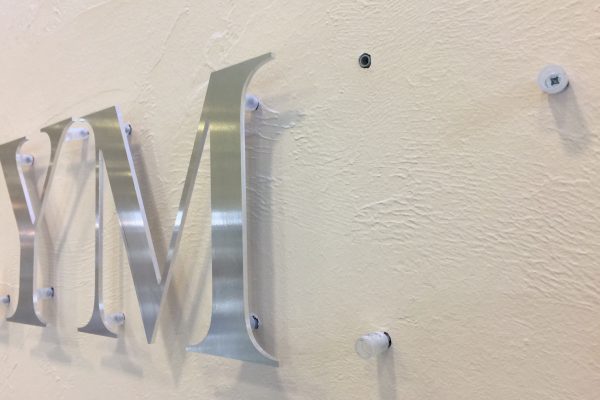 Je 10cm Versalhöhe ein Abstandshalter