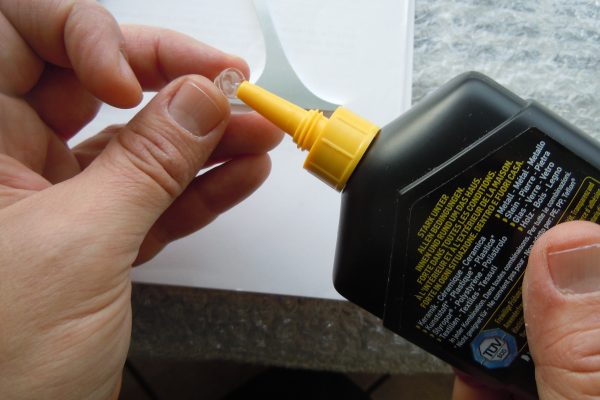 Stecker auf Rückseite verkleben