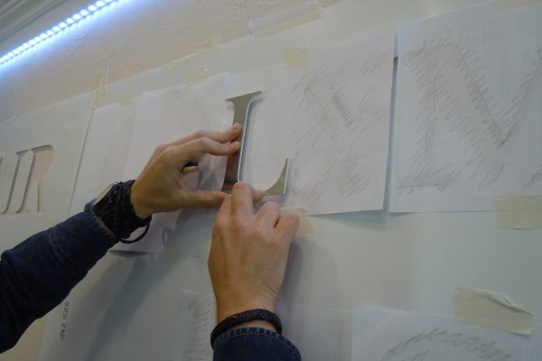 Spitzen der Stecker fest auf die Wand drücken